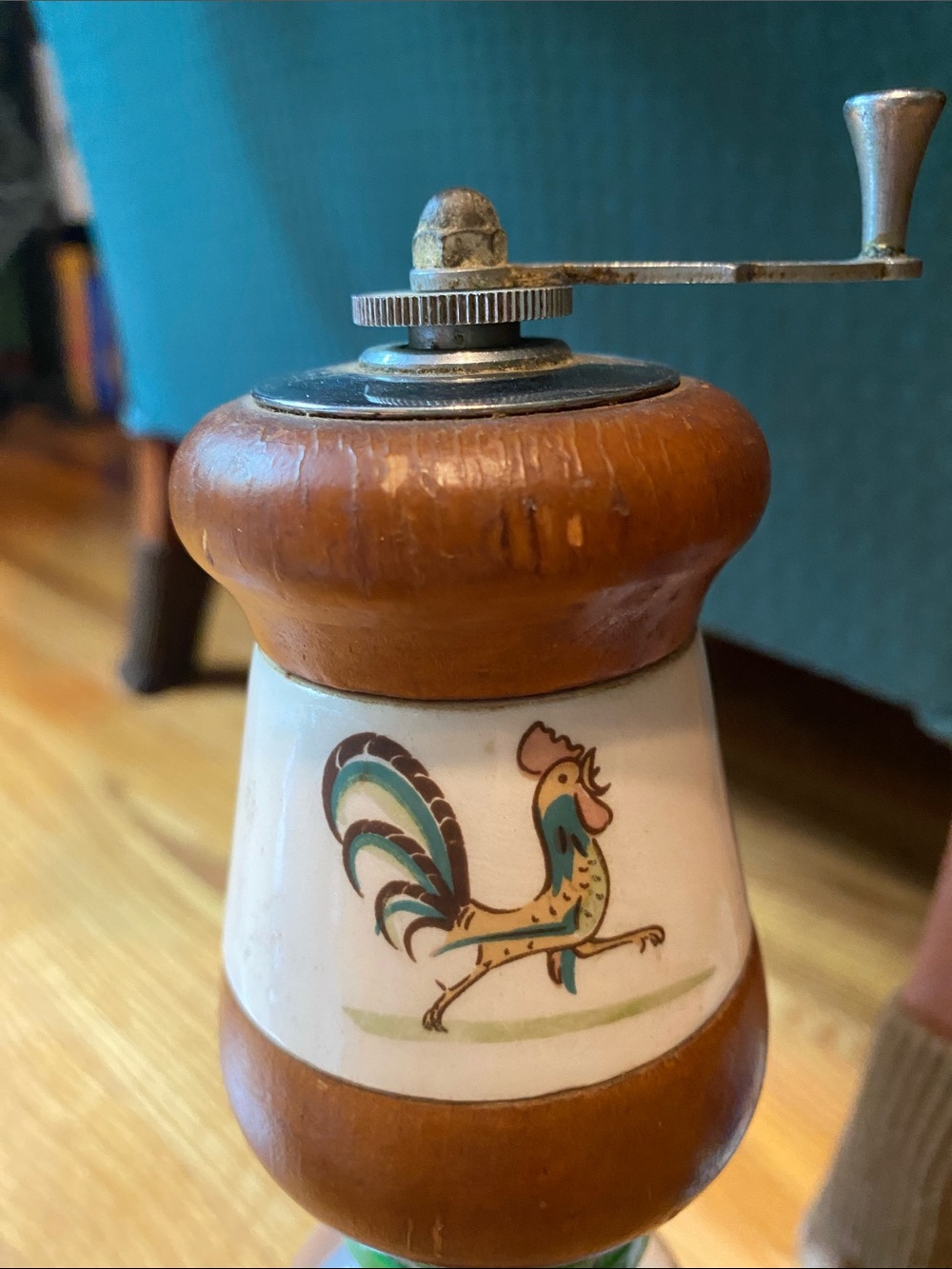 Vintage pepper grinder w/rooster design